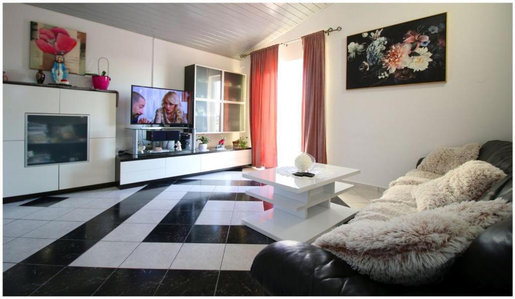Mikelin Apartment Primosten Exterior photo
